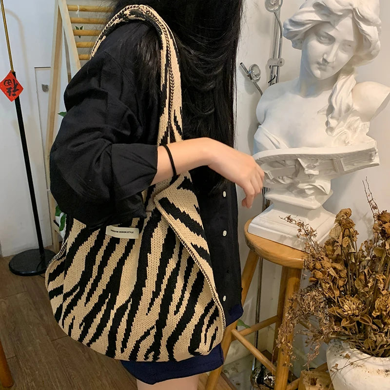 Domenica – Borsa ascellare con stampa zebrata