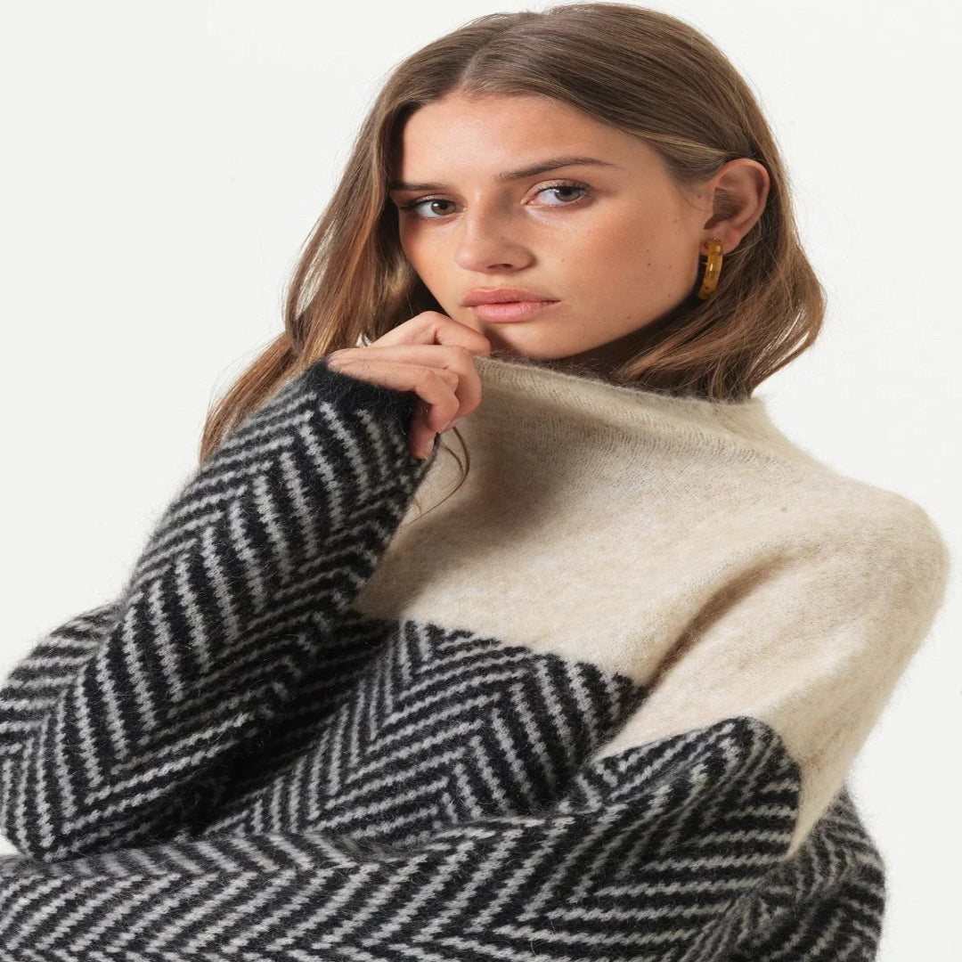Adelie – Collo alto premium in maglia fine con dettagli a spina di pesce