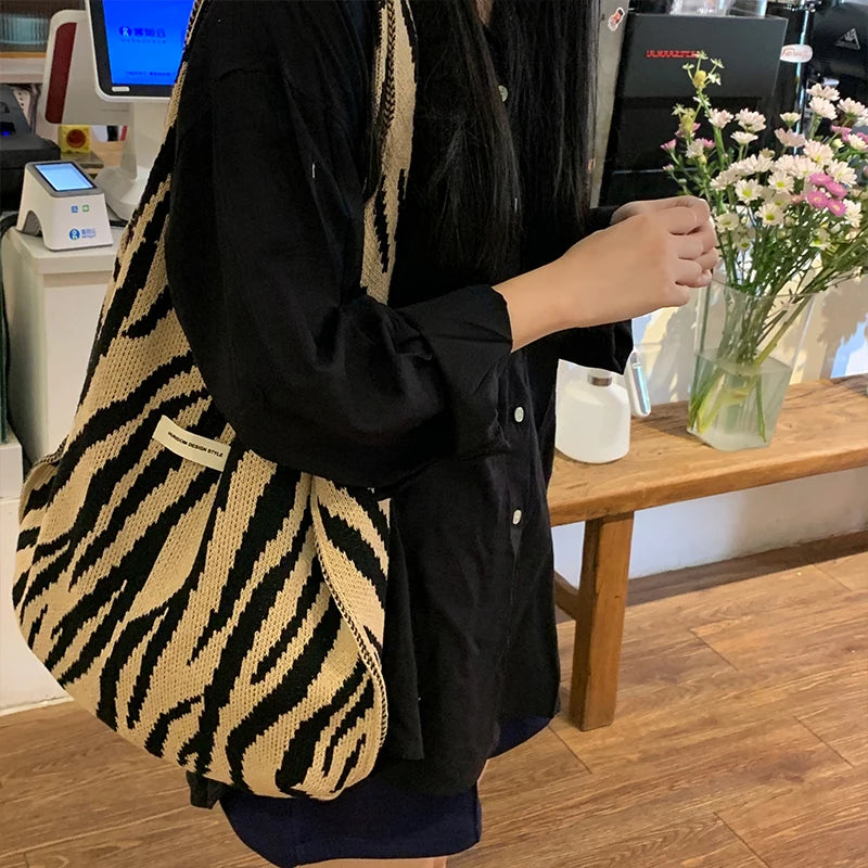 Domenica – Borsa ascellare con stampa zebrata