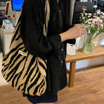 Domenica – Borsa ascellare con stampa zebrata