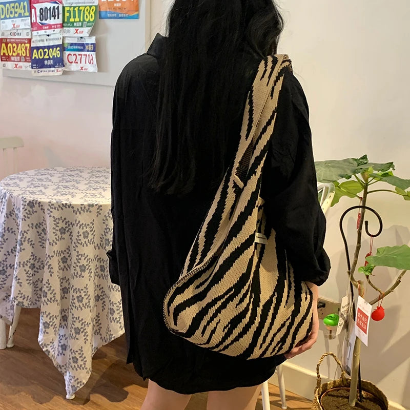 Domenica – Borsa ascellare con stampa zebrata