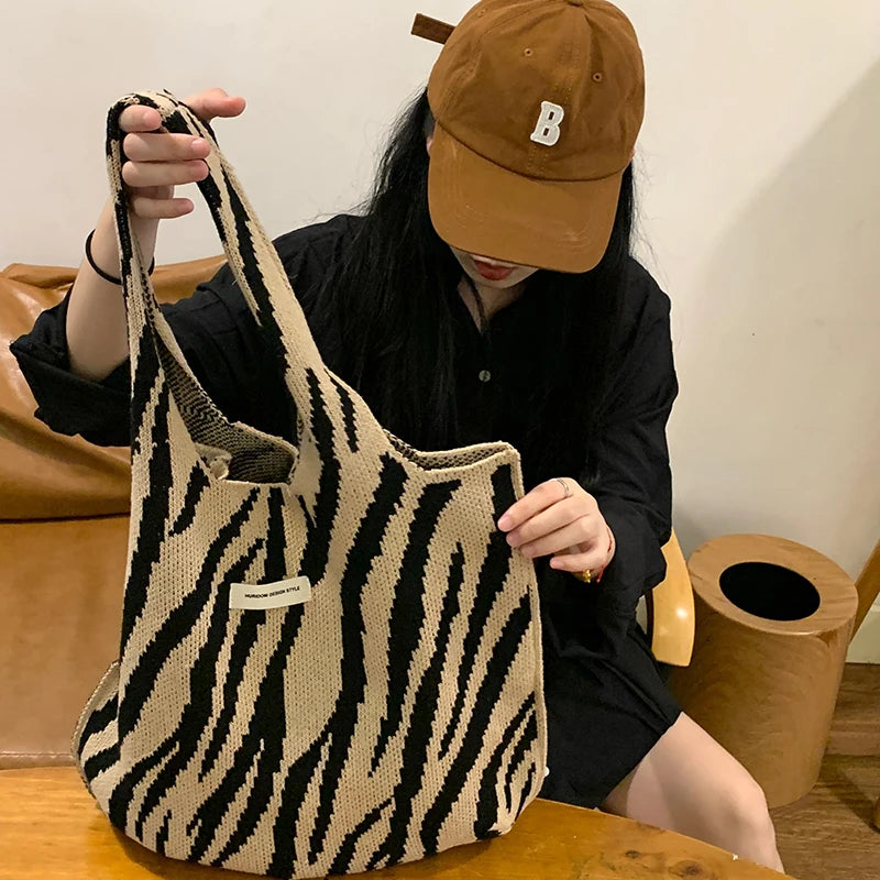 Domenica – Borsa ascellare con stampa zebrata